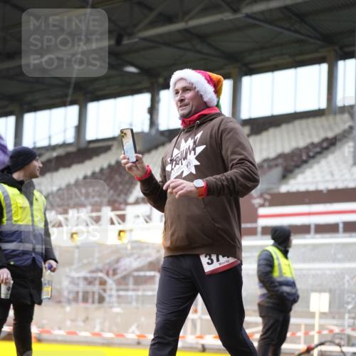 07.12.2025 - St. Pauli X-Mass-Run No. 15 Patografie http://msf.ph/oto/9371194 07.12.2025 11:41:07 Ziel 2708, 2710, 3747, 3748, 3880, 3885, 3912 meine-sportfotos.de