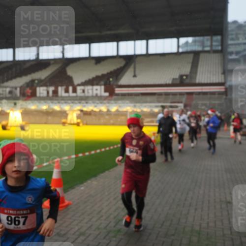 07.12.2025 - St. Pauli X-Mass-Run No. 15 Fabian Wolf http://msf.ph/oto/9371197 07.12.2025 10:06:12 Ziel 127, 148, 180, 424, 468, 805, 834, 893, 967, 969, 1119, 1788, 1937, 2756, 2757, 2894, 2968, 3093, 3172, 3196, 3812, 3814, 3857, 3859, 4235, 4236, 4237, 4246, 4251, 4657, 4665, 4670, 4672, 4676, 4677, 4736, 4739 meine-sportfotos.de