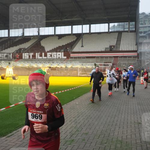 07.12.2025 - St. Pauli X-Mass-Run No. 15 Fabian Wolf http://msf.ph/oto/9371203 07.12.2025 10:06:13 Ziel 127, 148, 180, 424, 468, 805, 834, 893, 967, 969, 1119, 1788, 1832, 1937, 2757, 2894, 2968, 3093, 3172, 3196, 3812, 3814, 3857, 3859, 4235, 4236, 4237, 4246, 4251, 4657, 4665, 4670, 4672, 4676, 4677, 4736, 4739 meine-sportfotos.de