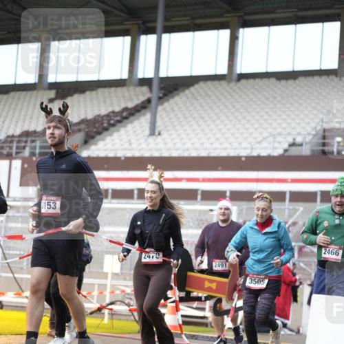 07.12.2025 - St. Pauli X-Mass-Run No. 15 Patografie http://msf.ph/oto/9371204 07.12.2025 11:41:17 Ziel 2465, 2466, 2470, 2471, 2476, 2479, 2491, 3153, 3204, 3505, 3532, 3747, 3748 meine-sportfotos.de