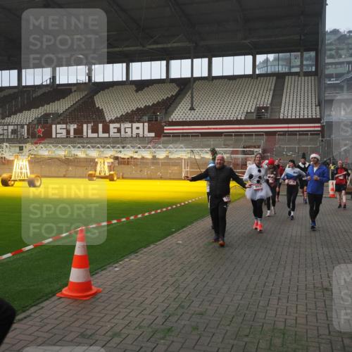 07.12.2025 - St. Pauli X-Mass-Run No. 15 Fabian Wolf http://msf.ph/oto/9371205 07.12.2025 10:06:13 Ziel 127, 148, 180, 424, 468, 805, 834, 893, 967, 969, 1119, 1788, 1832, 1937, 2757, 2894, 2968, 3093, 3172, 3196, 3812, 3814, 3857, 3859, 4235, 4236, 4237, 4246, 4251, 4657, 4665, 4670, 4672, 4676, 4677, 4736, 4739 meine-sportfotos.de