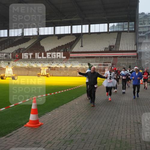 07.12.2025 - St. Pauli X-Mass-Run No. 15 Fabian Wolf http://msf.ph/oto/9371207 07.12.2025 10:06:14 Ziel 127, 148, 180, 187, 468, 805, 893, 967, 969, 1119, 1788, 1832, 1937, 2894, 2968, 3093, 3172, 3196, 3812, 3814, 3857, 3859, 4235, 4236, 4237, 4246, 4251, 4657, 4665, 4670, 4672, 4676, 4677, 4736, 4739 meine-sportfotos.de