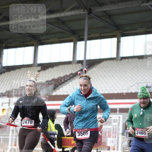 07.12.2025 - St. Pauli X-Mass-Run No. 15 Patografie http://msf.ph/oto/9371208 07.12.2025 11:41:18 Ziel 2465, 2466, 2470, 2471, 2476, 2479, 2491, 3153, 3204, 3505, 3532, 3747, 3748 meine-sportfotos.de