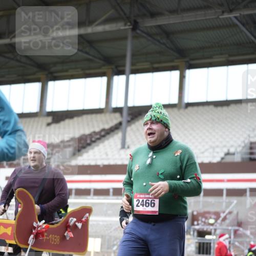 07.12.2025 - St. Pauli X-Mass-Run No. 15 Patografie http://msf.ph/oto/9371211 07.12.2025 11:41:19 Ziel 2465, 2466, 2470, 2471, 2476, 2479, 2491, 3153, 3204, 3505, 3532, 3747, 3748 meine-sportfotos.de