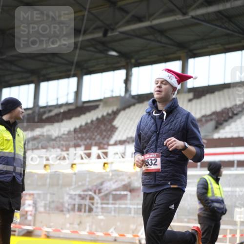 07.12.2025 - St. Pauli X-Mass-Run No. 15 Patografie http://msf.ph/oto/9371217 07.12.2025 11:41:23 Ziel 2465, 2466, 2470, 2471, 2476, 2479, 2491, 3153, 3204, 3393, 3505, 3532, 3732 meine-sportfotos.de