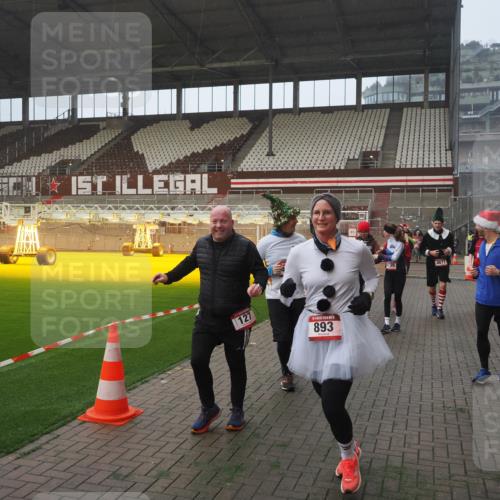 07.12.2025 - St. Pauli X-Mass-Run No. 15 Fabian Wolf http://msf.ph/oto/9371228 07.12.2025 10:06:16 Ziel 127, 148, 180, 187, 468, 893, 967, 969, 1119, 1788, 1832, 1937, 2894, 2968, 3093, 3172, 3196, 4246, 4251, 4657, 4665, 4670, 4672, 4676, 4677, 4736, 4739 meine-sportfotos.de
