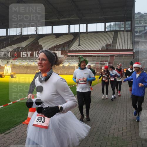 07.12.2025 - St. Pauli X-Mass-Run No. 15 Fabian Wolf http://msf.ph/oto/9371235 07.12.2025 10:06:16 Ziel 127, 148, 180, 187, 468, 893, 967, 969, 1119, 1788, 1832, 1937, 2894, 2968, 3093, 3172, 3196, 4246, 4251, 4657, 4665, 4670, 4672, 4676, 4677, 4736, 4739 meine-sportfotos.de