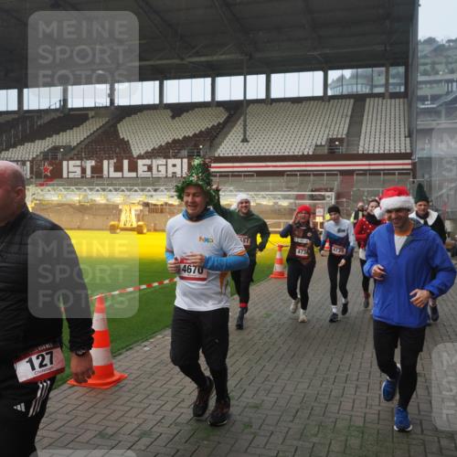 07.12.2025 - St. Pauli X-Mass-Run No. 15 Fabian Wolf http://msf.ph/oto/9371242 07.12.2025 10:06:17 Ziel 127, 148, 180, 187, 468, 893, 967, 969, 1119, 1788, 1832, 1937, 2894, 2968, 3093, 3196, 4246, 4251, 4657, 4665, 4670, 4672, 4676, 4677, 4736, 4739 meine-sportfotos.de