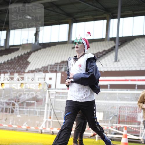 07.12.2025 - St. Pauli X-Mass-Run No. 15 Patografie http://msf.ph/oto/9371245 07.12.2025 11:41:40 Ziel 1801, 2231, 2435, 3222, 3393, 3479, 3555, 3732, 3755, 3757, 3764, 3784 meine-sportfotos.de