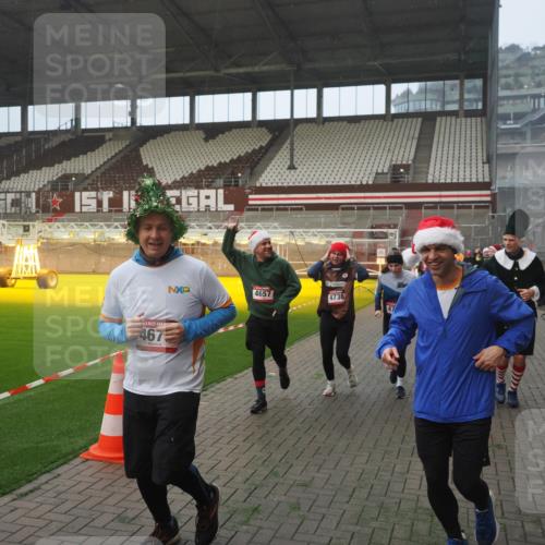 07.12.2025 - St. Pauli X-Mass-Run No. 15 Fabian Wolf http://msf.ph/oto/9371246 07.12.2025 10:06:17 Ziel 127, 148, 180, 187, 468, 893, 967, 969, 1119, 1788, 1832, 1937, 2894, 2968, 3093, 3196, 4246, 4251, 4657, 4665, 4670, 4672, 4676, 4677, 4736, 4739 meine-sportfotos.de
