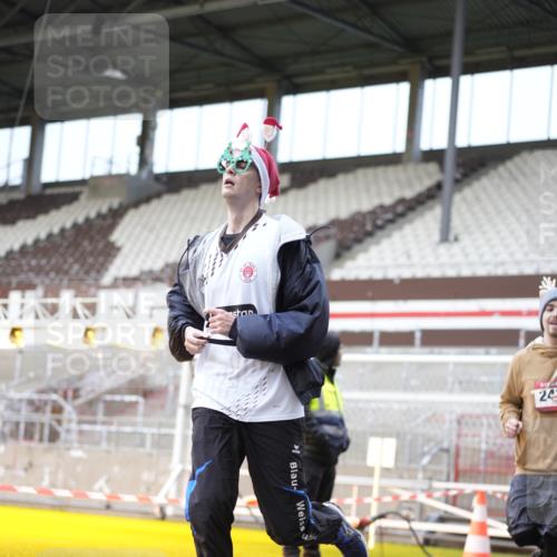 07.12.2025 - St. Pauli X-Mass-Run No. 15 Patografie http://msf.ph/oto/9371247 07.12.2025 11:41:40 Ziel 1801, 2231, 2435, 3222, 3393, 3479, 3555, 3732, 3755, 3757, 3764, 3784 meine-sportfotos.de