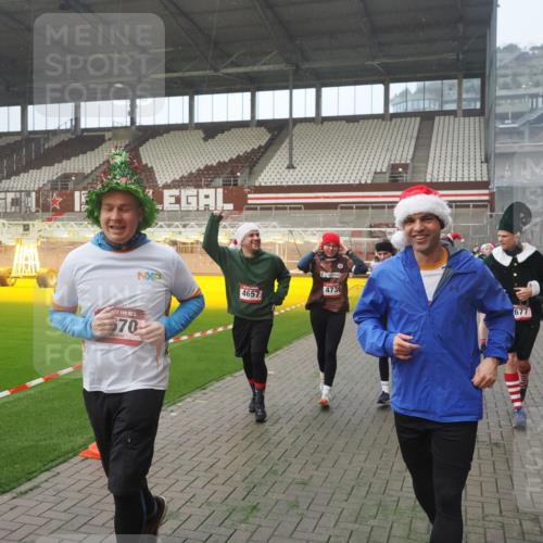 07.12.2025 - St. Pauli X-Mass-Run No. 15 Fabian Wolf http://msf.ph/oto/9371248 07.12.2025 10:06:17 Ziel 127, 148, 180, 187, 468, 893, 967, 969, 1119, 1788, 1832, 1937, 2894, 2968, 3093, 3196, 4246, 4251, 4657, 4665, 4670, 4672, 4676, 4677, 4736, 4739 meine-sportfotos.de