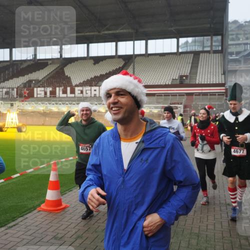 07.12.2025 - St. Pauli X-Mass-Run No. 15 Fabian Wolf http://msf.ph/oto/9371255 07.12.2025 10:06:18 Ziel 34, 127, 148, 187, 468, 893, 967, 969, 1119, 1788, 1832, 1937, 1946, 2894, 2968, 3093, 3196, 4246, 4251, 4657, 4665, 4670, 4672, 4676, 4677, 4736, 4739 meine-sportfotos.de