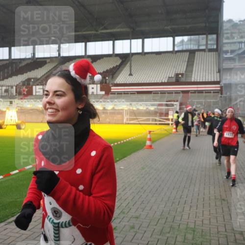 07.12.2025 - St. Pauli X-Mass-Run No. 15 Fabian Wolf http://msf.ph/oto/9371275 07.12.2025 10:06:20 Ziel 34, 127, 148, 187, 893, 967, 969, 1119, 1369, 1479, 1480, 1832, 1937, 1946, 2894, 2968, 3196, 4246, 4657, 4665, 4670, 4672, 4676, 4677, 4736, 4739 meine-sportfotos.de