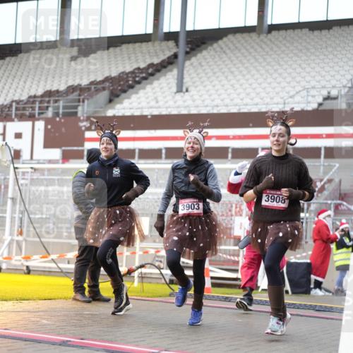 07.12.2025 - St. Pauli X-Mass-Run No. 15 Patografie http://msf.ph/oto/9371292 07.12.2025 11:42:08 Ziel 462, 465, 1834, 2291, 3810, 3903, 3905, 3906, 3908, 3922, 3923, 4605, 4614 meine-sportfotos.de