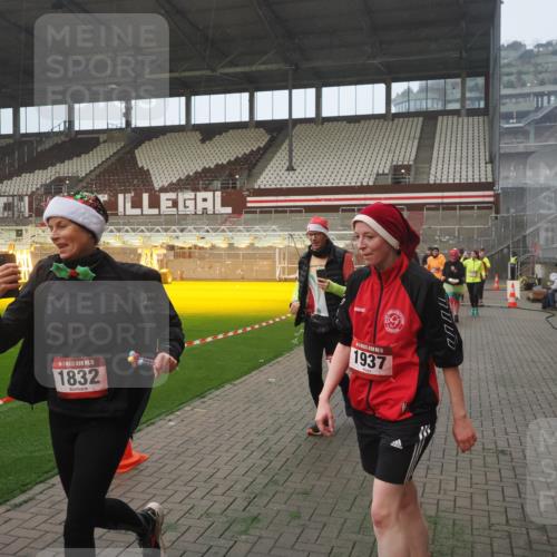 07.12.2025 - St. Pauli X-Mass-Run No. 15 Fabian Wolf http://msf.ph/oto/9371297 07.12.2025 10:06:23 Ziel 34, 127, 187, 893, 967, 969, 1119, 1369, 1479, 1480, 1832, 1937, 1946, 3213, 3232, 3534, 3535, 3536, 3537, 4657, 4665, 4670, 4672, 4676, 4677, 4736, 4739 meine-sportfotos.de