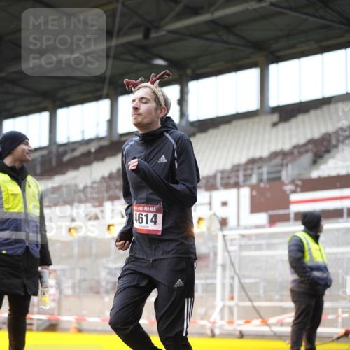 07.12.2025 - St. Pauli X-Mass-Run No. 15 Patografie http://msf.ph/oto/9371300 07.12.2025 11:42:12 Ziel 462, 465, 1834, 2291, 3810, 3903, 3905, 3906, 3908, 4605, 4614 meine-sportfotos.de