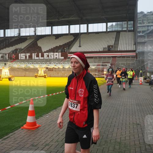07.12.2025 - St. Pauli X-Mass-Run No. 15 Fabian Wolf http://msf.ph/oto/9371301 07.12.2025 10:06:24 Ziel 34, 127, 187, 893, 967, 969, 1119, 1369, 1479, 1480, 1832, 1937, 1946, 3213, 3232, 3534, 3535, 3536, 3537, 4657, 4665, 4670, 4672, 4676, 4677, 4736, 4739 meine-sportfotos.de