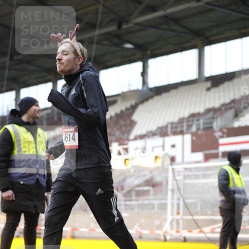 07.12.2025 - St. Pauli X-Mass-Run No. 15 Patografie http://msf.ph/oto/9371302 07.12.2025 11:42:12 Ziel 462, 465, 1834, 2291, 3810, 3903, 3905, 3906, 3908, 4605, 4614 meine-sportfotos.de