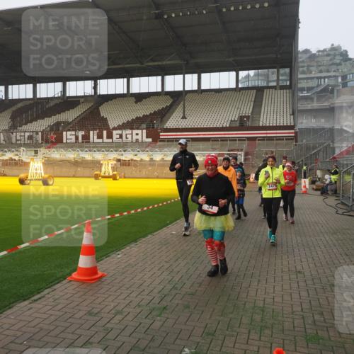 07.12.2025 - St. Pauli X-Mass-Run No. 15 Fabian Wolf http://msf.ph/oto/9371323 07.12.2025 10:06:28 Ziel 34, 187, 562, 1119, 1369, 1479, 1480, 1832, 1937, 1946, 3213, 3232, 3534, 3535, 3536, 3537, 4459, 4657, 4665, 4672, 4677, 4736, 4739 meine-sportfotos.de