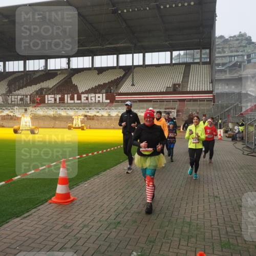 07.12.2025 - St. Pauli X-Mass-Run No. 15 Fabian Wolf http://msf.ph/oto/9371325 07.12.2025 10:06:28 Ziel 34, 187, 562, 1119, 1369, 1479, 1480, 1832, 1937, 1946, 3213, 3232, 3534, 3535, 3536, 3537, 4459, 4657, 4665, 4672, 4677, 4736, 4739 meine-sportfotos.de