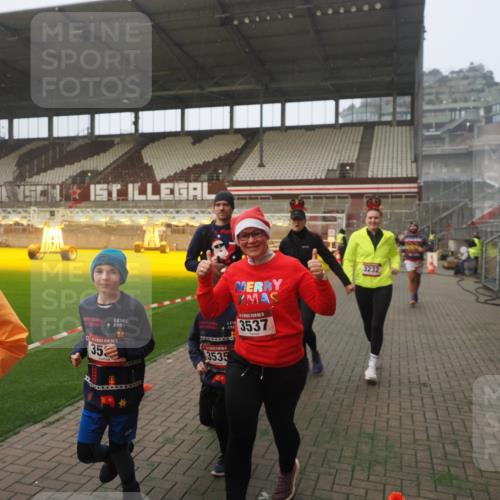 07.12.2025 - St. Pauli X-Mass-Run No. 15 Fabian Wolf http://msf.ph/oto/9371359 07.12.2025 10:06:31 Ziel 34, 150, 187, 562, 1369, 1479, 1480, 1832, 1946, 3213, 3232, 3534, 3535, 3536, 3537, 4459, 4672 meine-sportfotos.de