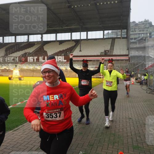07.12.2025 - St. Pauli X-Mass-Run No. 15 Fabian Wolf http://msf.ph/oto/9371362 07.12.2025 10:06:31 Ziel 34, 150, 187, 562, 1369, 1479, 1480, 1832, 1946, 3213, 3232, 3534, 3535, 3536, 3537, 4459, 4672 meine-sportfotos.de