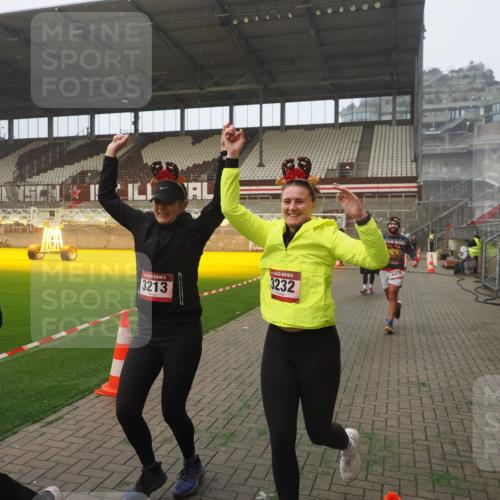 07.12.2025 - St. Pauli X-Mass-Run No. 15 Fabian Wolf http://msf.ph/oto/9371370 07.12.2025 10:06:32 Ziel 34, 150, 187, 562, 1369, 1479, 1480, 1832, 1946, 3213, 3232, 3534, 3535, 3536, 3537, 4459 meine-sportfotos.de