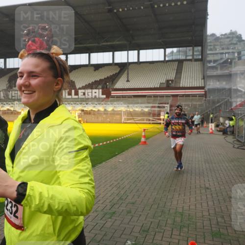 07.12.2025 - St. Pauli X-Mass-Run No. 15 Fabian Wolf http://msf.ph/oto/9371377 07.12.2025 10:06:33 Ziel 34, 150, 187, 562, 1369, 1479, 1480, 1832, 1946, 3213, 3232, 3534, 3535, 3536, 3537, 3970, 3971, 4459 meine-sportfotos.de