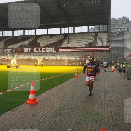 07.12.2025 - St. Pauli X-Mass-Run No. 15 Fabian Wolf http://msf.ph/oto/9371379 07.12.2025 10:06:33 Ziel 34, 150, 187, 562, 1369, 1479, 1480, 1832, 1946, 3213, 3232, 3534, 3535, 3536, 3537, 3970, 3971, 4459 meine-sportfotos.de