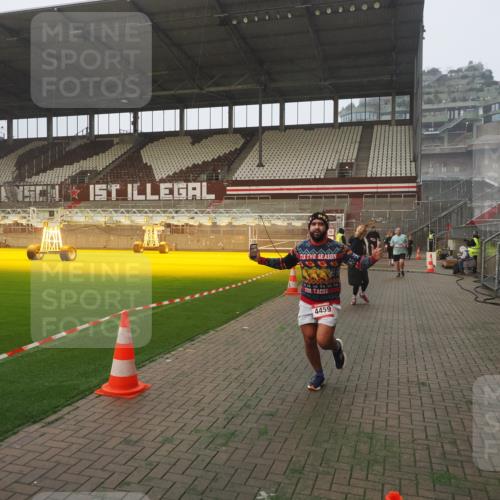 07.12.2025 - St. Pauli X-Mass-Run No. 15 Fabian Wolf http://msf.ph/oto/9371383 07.12.2025 10:06:34 Ziel 34, 150, 187, 562, 1369, 1479, 1480, 1946, 3213, 3232, 3534, 3535, 3536, 3537, 3970, 3971, 4459 meine-sportfotos.de