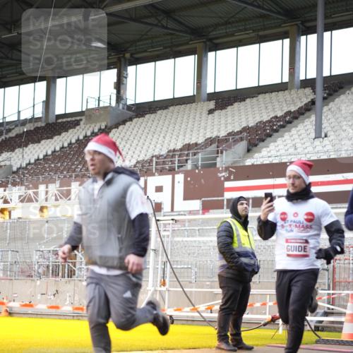 07.12.2025 - St. Pauli X-Mass-Run No. 15 Patografie http://msf.ph/oto/9371387 07.12.2025 11:43:09 Ziel 1, 2230, 2669, 3621, 3622, 3623, 3625, 3676, 3827, 4604, 4817, 4828, 4842, 5001, 5002 meine-sportfotos.de