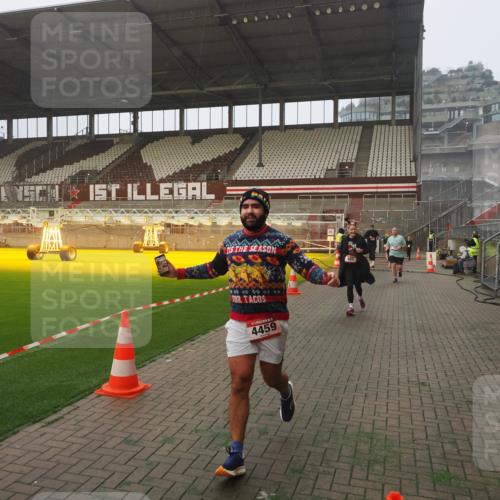 07.12.2025 - St. Pauli X-Mass-Run No. 15 Fabian Wolf http://msf.ph/oto/9371389 07.12.2025 10:06:34 Ziel 34, 150, 187, 562, 1369, 1479, 1480, 1946, 3213, 3232, 3534, 3535, 3536, 3537, 3970, 3971, 4459 meine-sportfotos.de