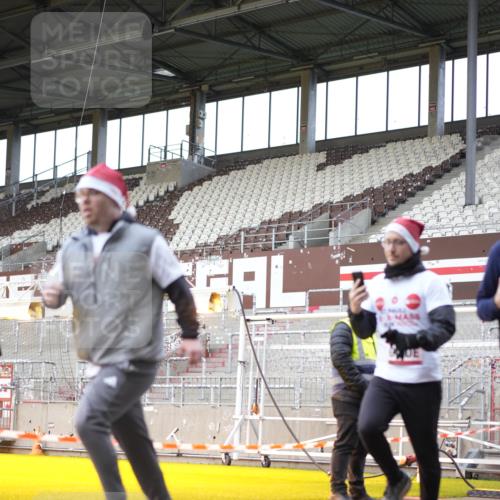 07.12.2025 - St. Pauli X-Mass-Run No. 15 Patografie http://msf.ph/oto/9371390 07.12.2025 11:43:09 Ziel 1, 2230, 2669, 3621, 3622, 3623, 3625, 3676, 3827, 4604, 4817, 4828, 4842, 5001, 5002 meine-sportfotos.de