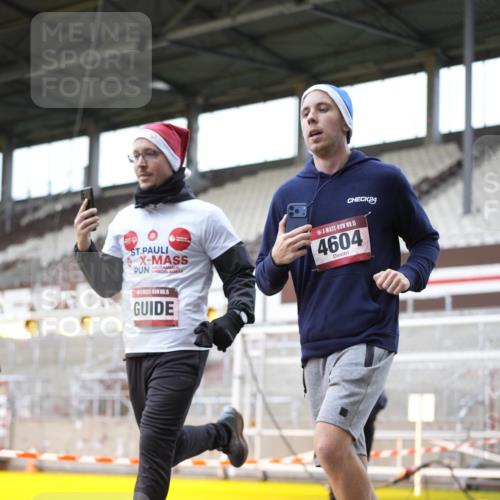 07.12.2025 - St. Pauli X-Mass-Run No. 15 Patografie http://msf.ph/oto/9371392 07.12.2025 11:43:10 Ziel 1, 2230, 2669, 3621, 3622, 3623, 3625, 3676, 3827, 4604, 4817, 4828, 4842, 5001, 5002 meine-sportfotos.de