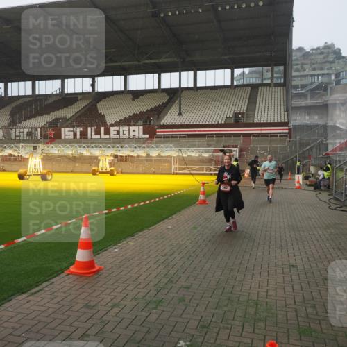 07.12.2025 - St. Pauli X-Mass-Run No. 15 Fabian Wolf http://msf.ph/oto/9371396 07.12.2025 10:06:35 Ziel 34, 150, 562, 1369, 1479, 1480, 1946, 3213, 3232, 3330, 3534, 3535, 3536, 3537, 3970, 3971, 4459 meine-sportfotos.de
