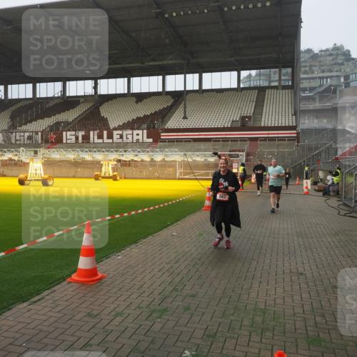 07.12.2025 - St. Pauli X-Mass-Run No. 15 Fabian Wolf http://msf.ph/oto/9371400 07.12.2025 10:06:35 Ziel 34, 150, 562, 1369, 1479, 1480, 1946, 3213, 3232, 3330, 3534, 3535, 3536, 3537, 3970, 3971, 4459 meine-sportfotos.de