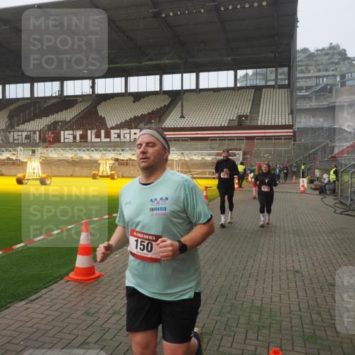 07.12.2025 - St. Pauli X-Mass-Run No. 15 Fabian Wolf http://msf.ph/oto/9371431 07.12.2025 10:06:39 Ziel 150, 562, 1369, 1479, 1480, 3213, 3232, 3330, 3333, 3534, 3535, 3536, 3537, 3970, 3971, 4459 meine-sportfotos.de