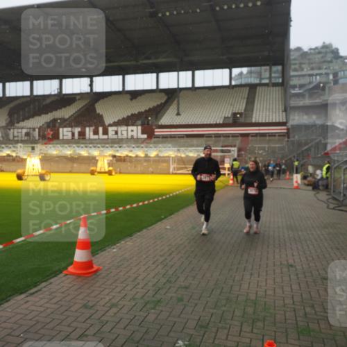 07.12.2025 - St. Pauli X-Mass-Run No. 15 Fabian Wolf http://msf.ph/oto/9371437 07.12.2025 10:06:40 Ziel 150, 562, 1479, 1480, 2129, 3213, 3232, 3330, 3333, 3534, 3535, 3536, 3537, 3970, 3971, 4459 meine-sportfotos.de