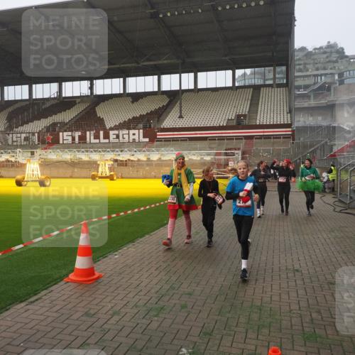 07.12.2025 - St. Pauli X-Mass-Run No. 15 Fabian Wolf http://msf.ph/oto/9371456 07.12.2025 10:06:46 Ziel 150, 217, 867, 1007, 1103, 2129, 3189, 3330, 3333, 3970, 3971, 4735, 4738 meine-sportfotos.de