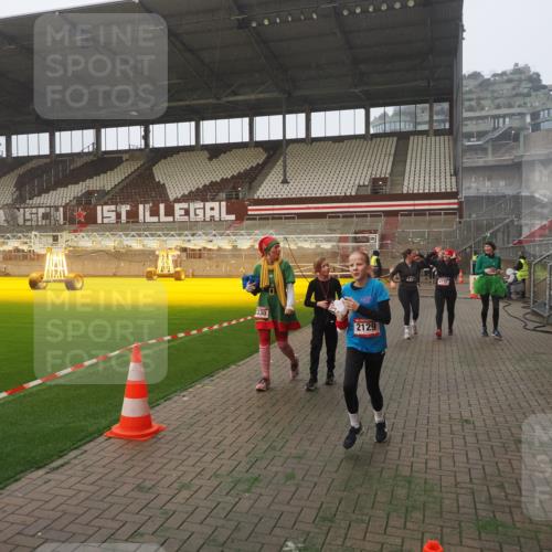07.12.2025 - St. Pauli X-Mass-Run No. 15 Fabian Wolf http://msf.ph/oto/9371458 07.12.2025 10:06:46 Ziel 150, 217, 867, 1007, 1103, 2129, 3189, 3330, 3333, 3970, 3971, 4735, 4738 meine-sportfotos.de