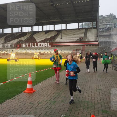 07.12.2025 - St. Pauli X-Mass-Run No. 15 Fabian Wolf http://msf.ph/oto/9371460 07.12.2025 10:06:46 Ziel 150, 217, 867, 1007, 1103, 2129, 3189, 3330, 3333, 3970, 3971, 4735, 4738 meine-sportfotos.de