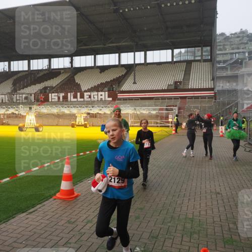 07.12.2025 - St. Pauli X-Mass-Run No. 15 Fabian Wolf http://msf.ph/oto/9371464 07.12.2025 10:06:47 Ziel 150, 217, 867, 1007, 1103, 1505, 2129, 3189, 3330, 3333, 3970, 3971, 4735, 4738 meine-sportfotos.de
