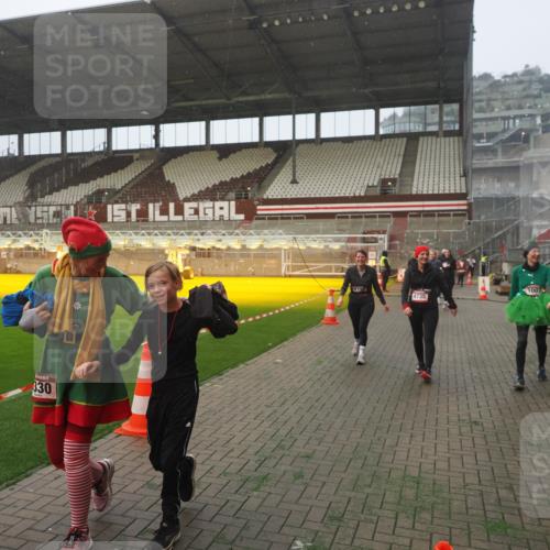 07.12.2025 - St. Pauli X-Mass-Run No. 15 Fabian Wolf http://msf.ph/oto/9371478 07.12.2025 10:06:49 Ziel 150, 217, 366, 867, 1007, 1103, 1505, 1735, 2129, 3189, 3330, 3333, 3970, 3971, 4735, 4738 meine-sportfotos.de