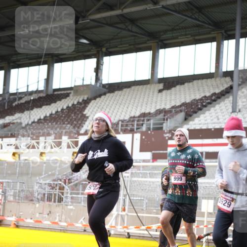 07.12.2025 - St. Pauli X-Mass-Run No. 15 Patografie http://msf.ph/oto/9371482 07.12.2025 11:43:56 Ziel 999, 1949, 1950, 2084, 2116, 2434, 2441, 2586, 2600, 3403, 3404, 3453, 3465, 3466, 3467, 3733, 3735, 3769, 3882, 3884, 3927, 3928, 3929 meine-sportfotos.de