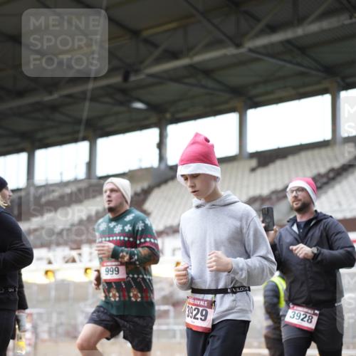 07.12.2025 - St. Pauli X-Mass-Run No. 15 Patografie http://msf.ph/oto/9371486 07.12.2025 11:43:57 Ziel 999, 1949, 1950, 2116, 2434, 2441, 2586, 2600, 3403, 3404, 3453, 3465, 3466, 3467, 3733, 3735, 3769, 3882, 3884, 3927, 3928, 3929 meine-sportfotos.de