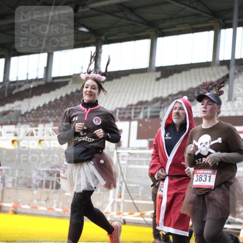 07.12.2025 - St. Pauli X-Mass-Run No. 15 Patografie http://msf.ph/oto/9371507 07.12.2025 11:44:10 Ziel 365, 999, 2434, 2436, 3086, 3829, 3830, 3831, 3845, 3919, 3927, 3928, 3929, 4003 meine-sportfotos.de