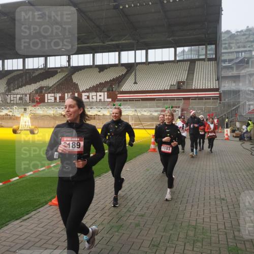 07.12.2025 - St. Pauli X-Mass-Run No. 15 Fabian Wolf http://msf.ph/oto/9371508 07.12.2025 10:06:55 Ziel 217, 366, 867, 972, 975, 1007, 1103, 1505, 1735, 1736, 2129, 3189, 3330, 3333, 4354, 4735, 4738 meine-sportfotos.de