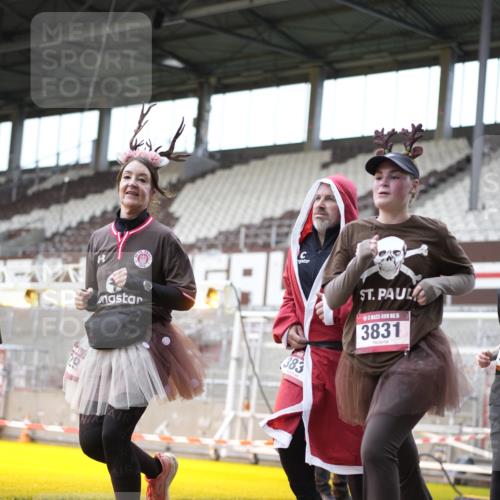 07.12.2025 - St. Pauli X-Mass-Run No. 15 Patografie http://msf.ph/oto/9371509 07.12.2025 11:44:10 Ziel 365, 999, 2434, 2436, 3086, 3829, 3830, 3831, 3845, 3919, 3927, 3928, 3929, 4003 meine-sportfotos.de