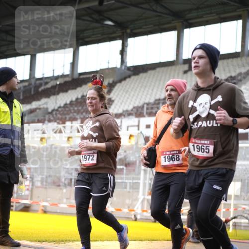 07.12.2025 - St. Pauli X-Mass-Run No. 15 Patografie http://msf.ph/oto/9371549 07.12.2025 11:44:31 Ziel 1933, 1965, 1968, 1972, 2181, 2424, 3043, 3168, 3930 meine-sportfotos.de